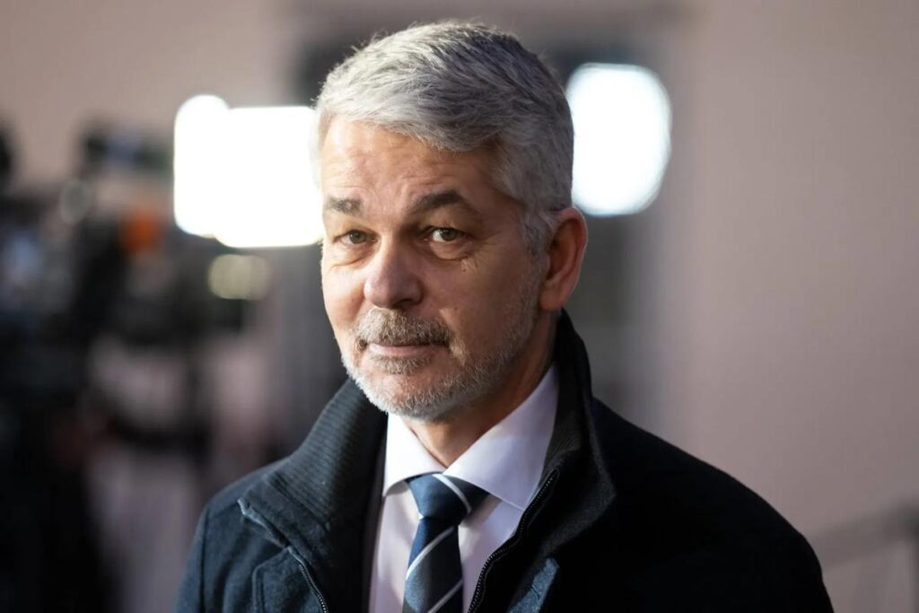 Carlo Masala lächelnd im Gespräch bei einer Veranstaltung – privater Moment des Politikwissenschaftlers