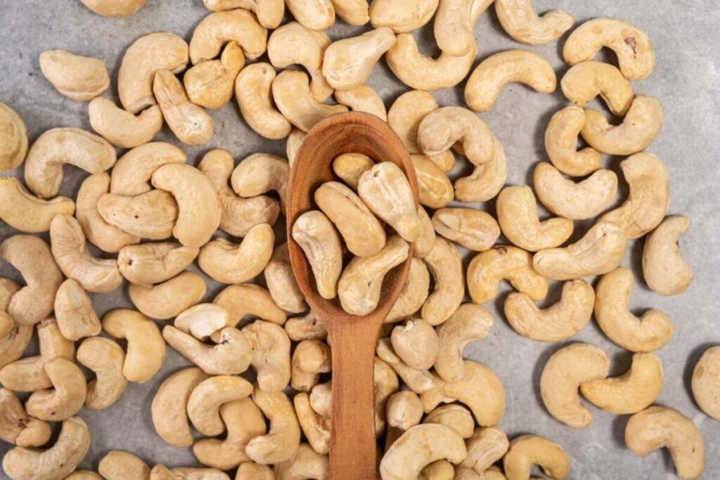 Cashewkerne gesund – knackige Nüsse auf Löffel