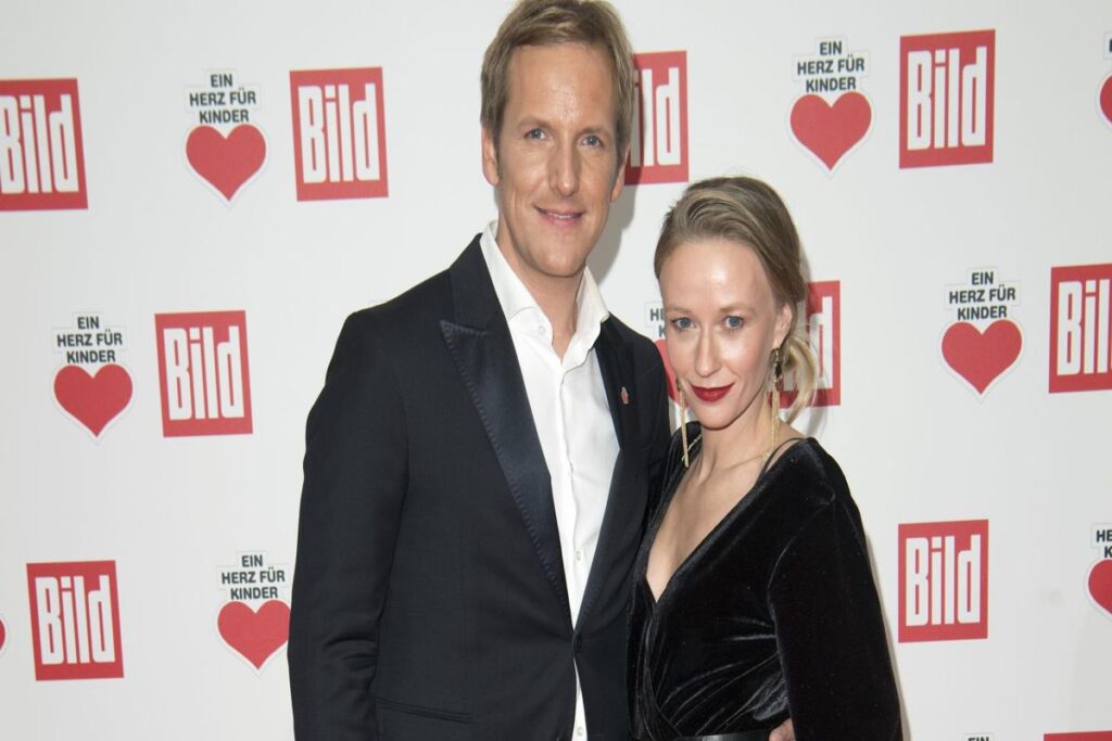 Constance Wendrich und Jan Hahn posieren stilvoll gekleidet auf einer Gala