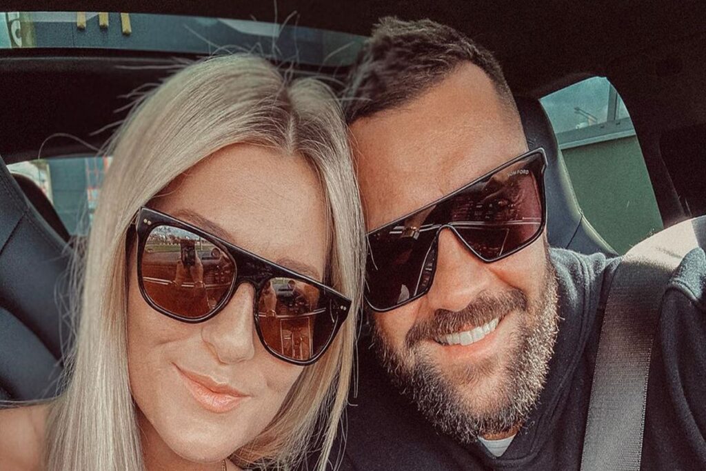 Karo Kauer und Sebastian im Auto mit Sonnenbrillen, fröhlich