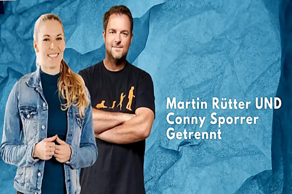 Martin Rütter und Conny Sporrer stehen nebeneinander, blauer Hintergrund, deutlich sichtbar