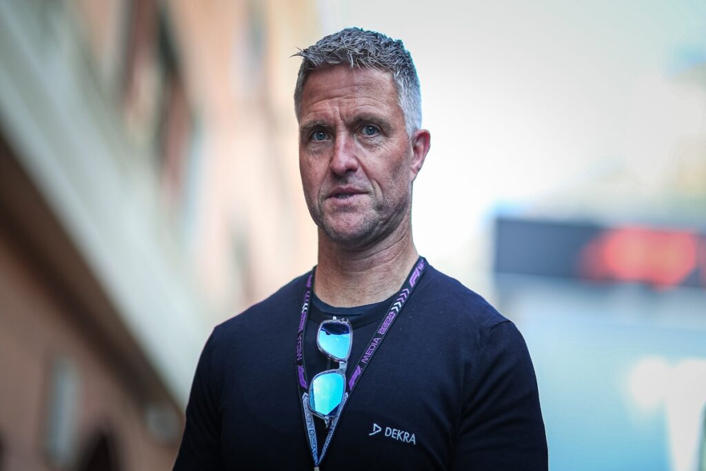 Ralf Schumacher nachdenklich in der Boxengasse während eines Rennens