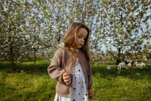 Zeitlose Strickmode für die Kleinsten: Warum hochwertige Strickjacken im Trend liegen Timeless knitwear for the little ones: Why high-quality cardigans are trending